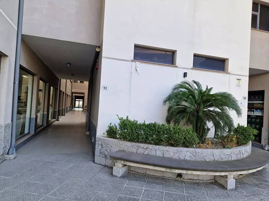 Immagine 3 di Locale commerciale in vendita  in Via Adolfo Celi 185 a Messina