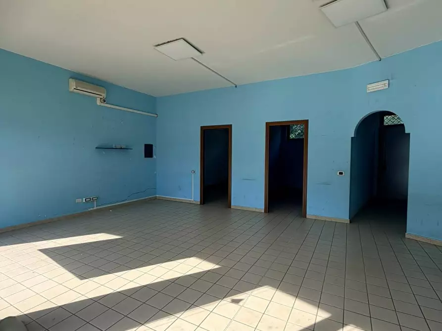 Immagine 10 di Attività commerciale in affitto  in Via Aldo Moro 98 a Aprilia