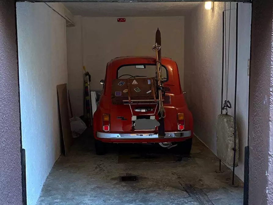 Immagine 1 di Garage in vendita  a Como