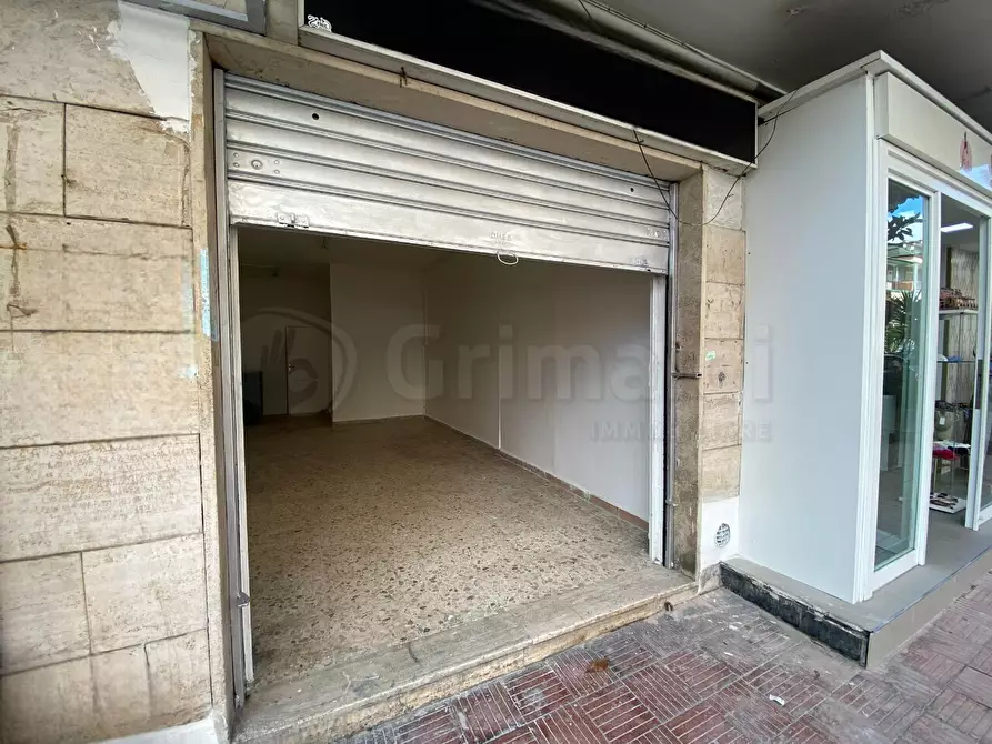Immagine 4 di Locale commerciale in affitto  a Giugliano In Campania