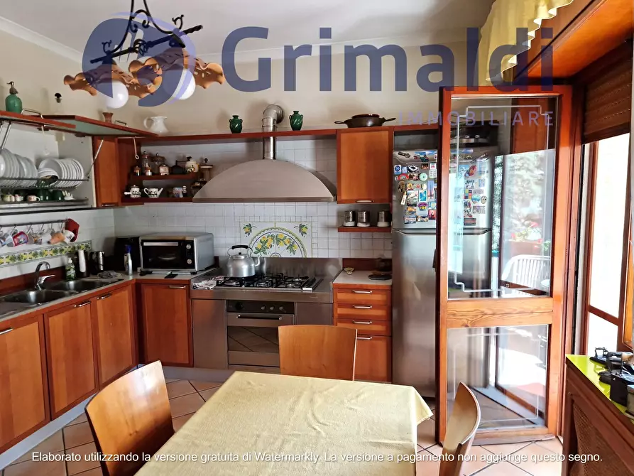 Immagine 18 di Pentalocale in vendita  in Via Pietro Castellino 141 a Napoli