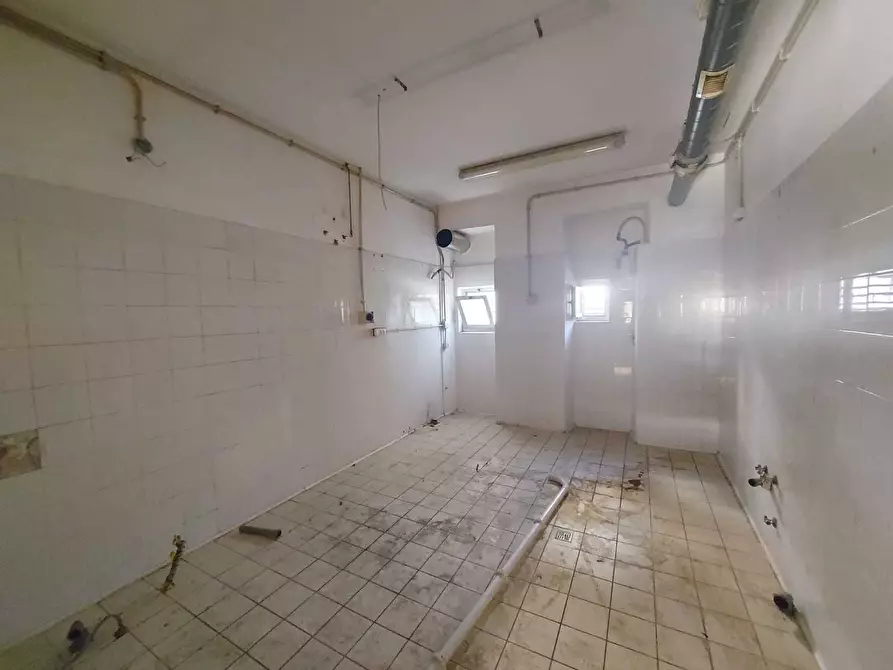 Immagine 8 di Locale commerciale in vendita  in Via Pietro Bembo 2 a Roma