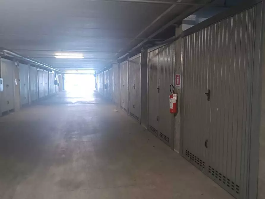 Immagine 1 di Garage in vendita  in Viale Lunigiana a Aulla