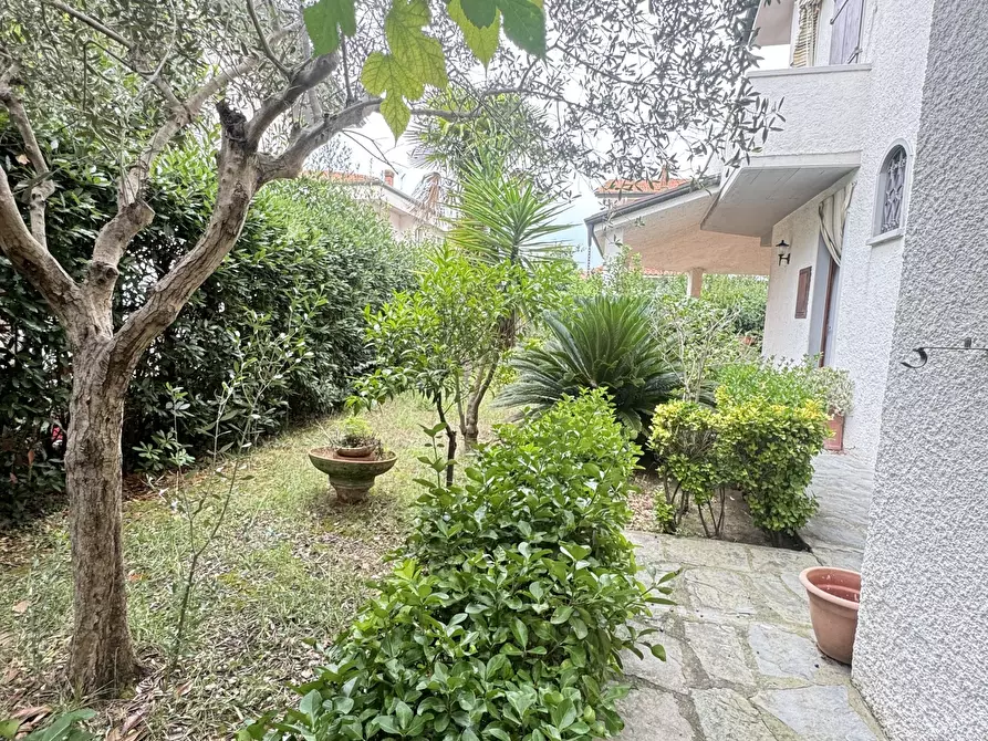 Immagine 26 di Casa indipendente in vendita  a Viareggio