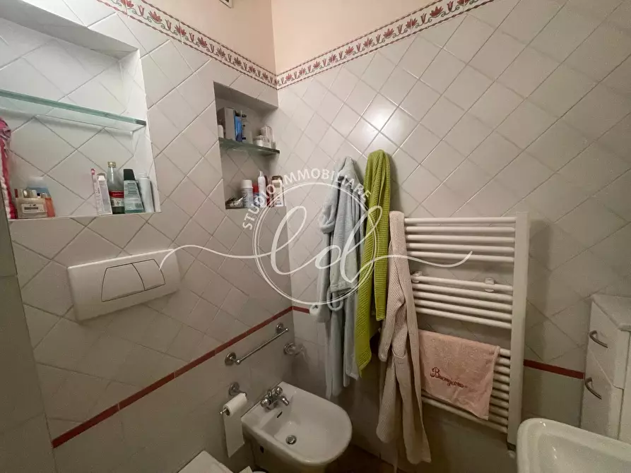 Immagine 13 di Porzione di casa in affitto  a Viareggio