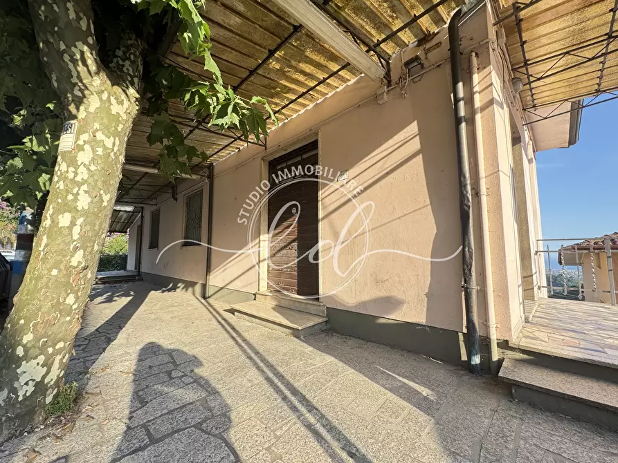 Immagine 3 di Locale commerciale in vendita  a Montignoso