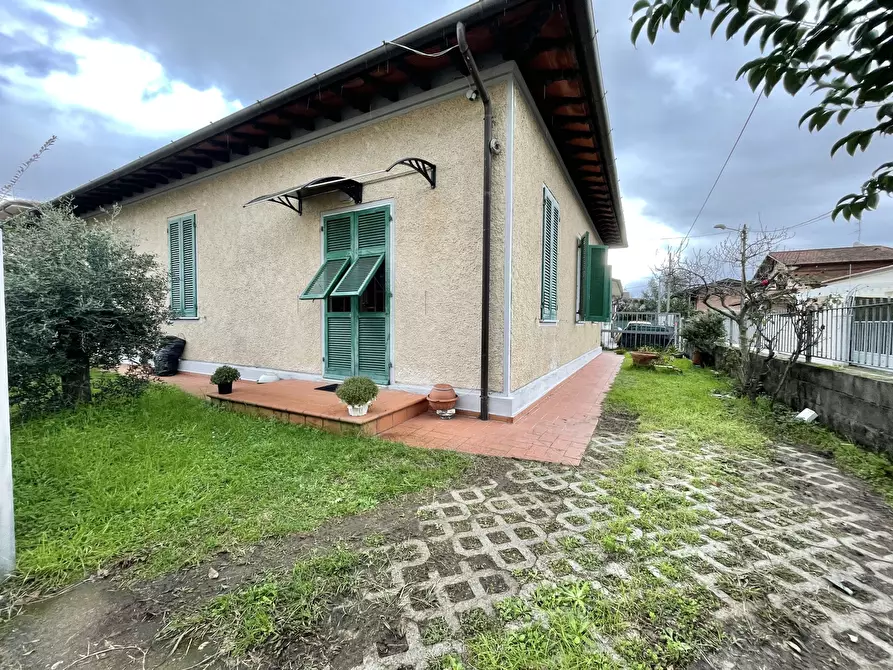 Immagine 2 di Porzione di casa in vendita  a Pietrasanta