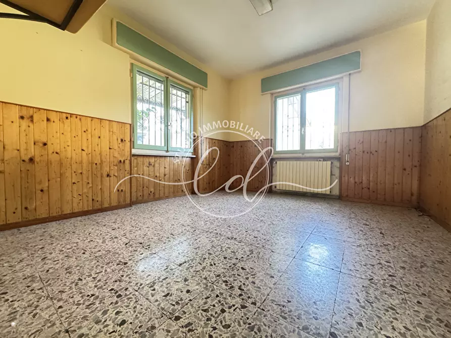 Immagine 18 di Locale commerciale in vendita  a Montignoso