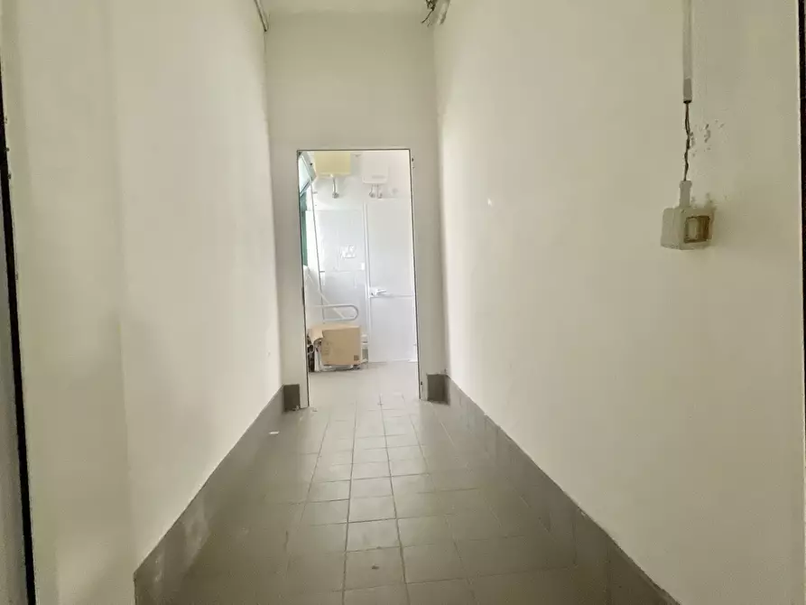 Immagine 10 di Locale commerciale in affitto  a Pietrasanta