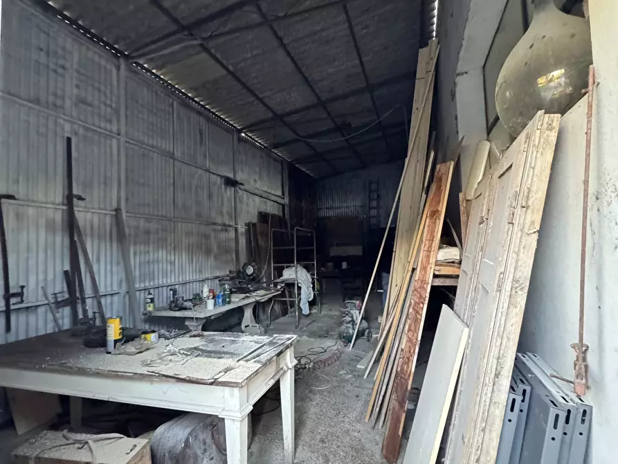 Immagine 26 di Laboratorio in vendita  a Pietrasanta