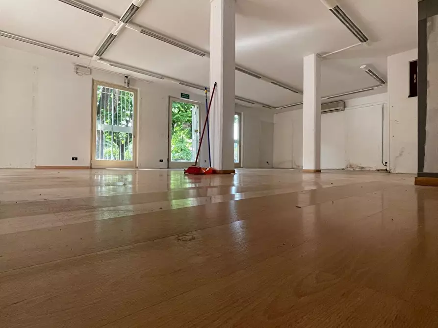 Immagine 3 di Capannone industriale in affitto  a Camaiore