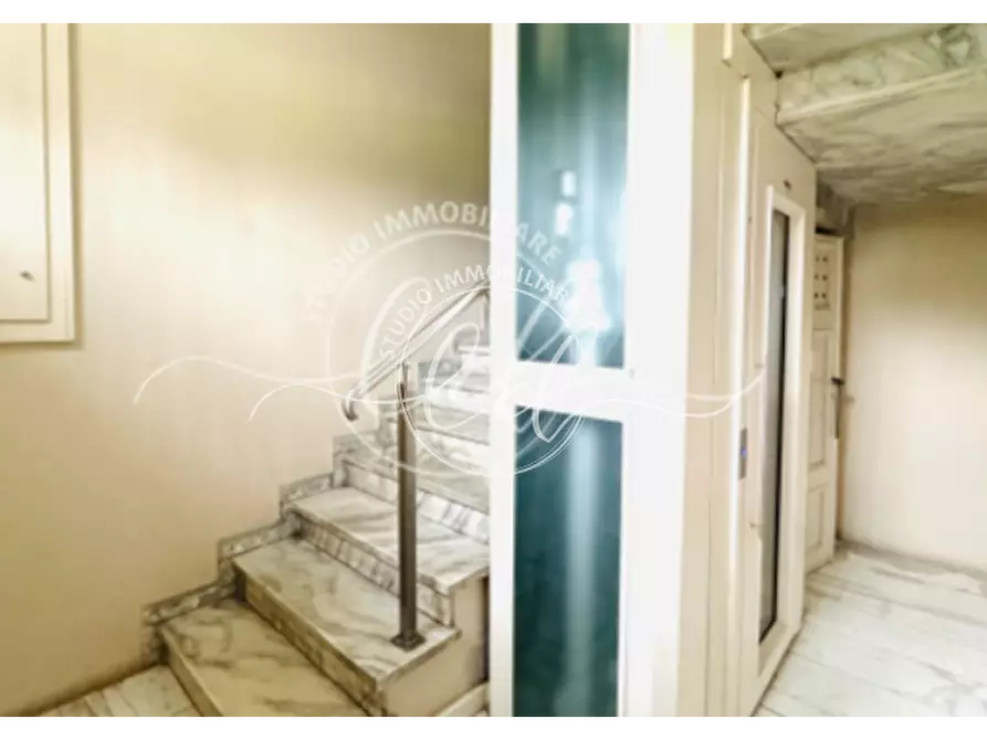 Immagine 2 di Pentalocale in vendita  a Lucca