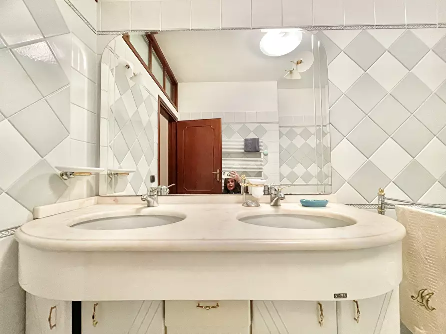 Immagine 38 di Quadrilocale in vendita  a Seravezza