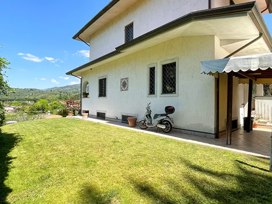 Immagine 1 di Villa in vendita  a Camaiore