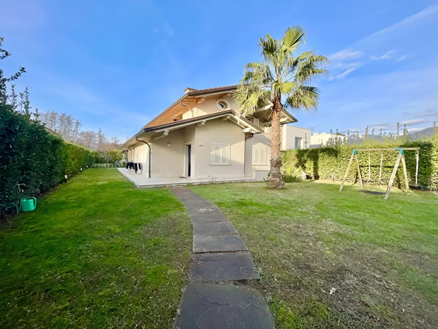 Immagine 48 di Villa in vendita  a Pietrasanta