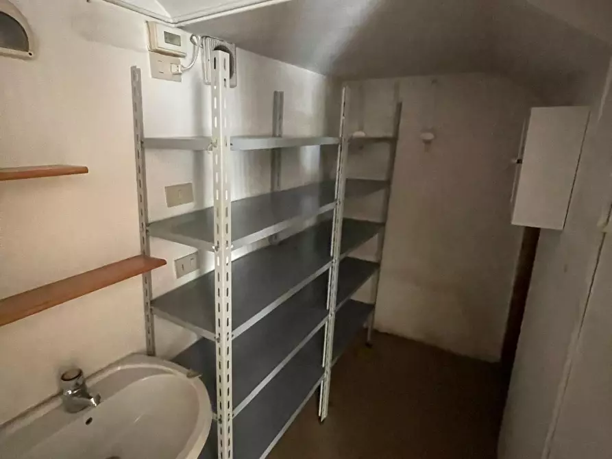 Immagine 16 di Capannone industriale in affitto  a Camaiore