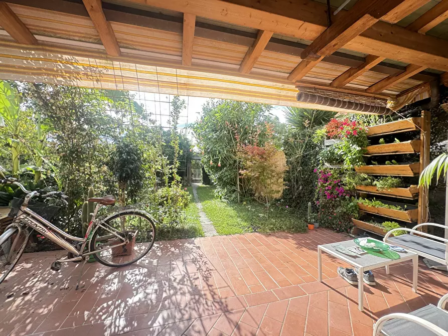 Immagine 2 di Porzione di casa in vendita  a Pietrasanta