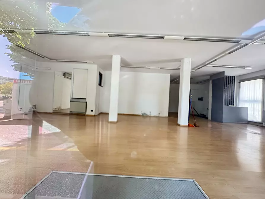 Immagine 5 di Capannone industriale in affitto  a Camaiore