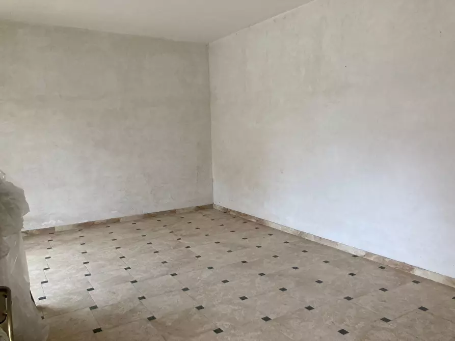 Immagine 5 di Locale commerciale in affitto  in Via Giuseppe Garibaldi 125 A a Guidonia Montecelio