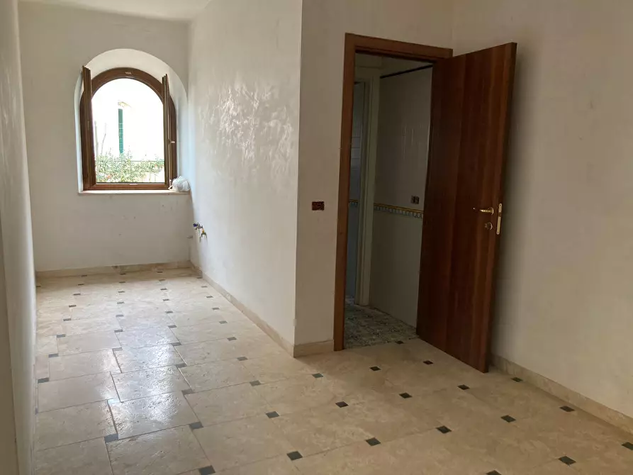 Immagine 6 di Locale commerciale in affitto  in Via Giuseppe Garibaldi 125 A a Guidonia Montecelio