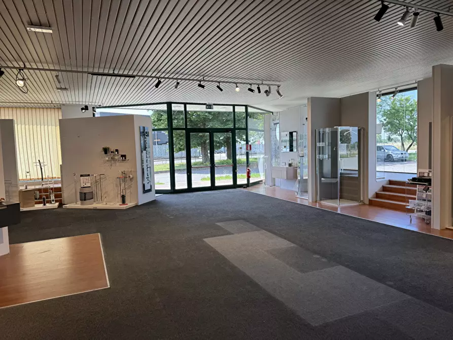 Immagine 2 di Showroom in affitto  in Via Codognino 46 a Cornegliano Laudense