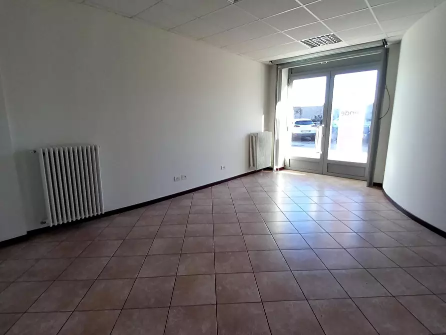 Immagine 17 di Locale commerciale in vendita  in Viale Pavia 18 a Lodi
