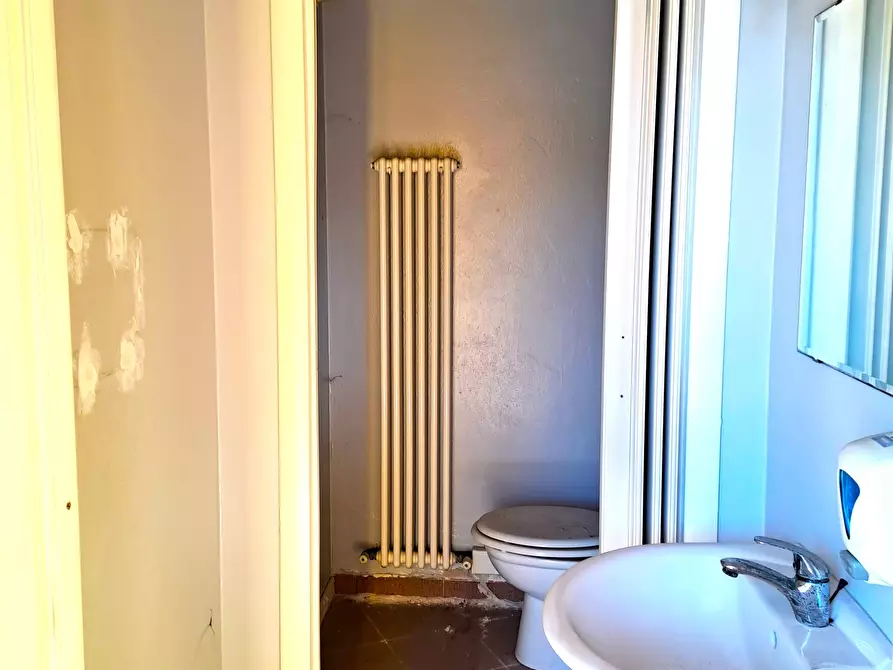 Immagine 19 di Attività commerciale in affitto  a Rovigo