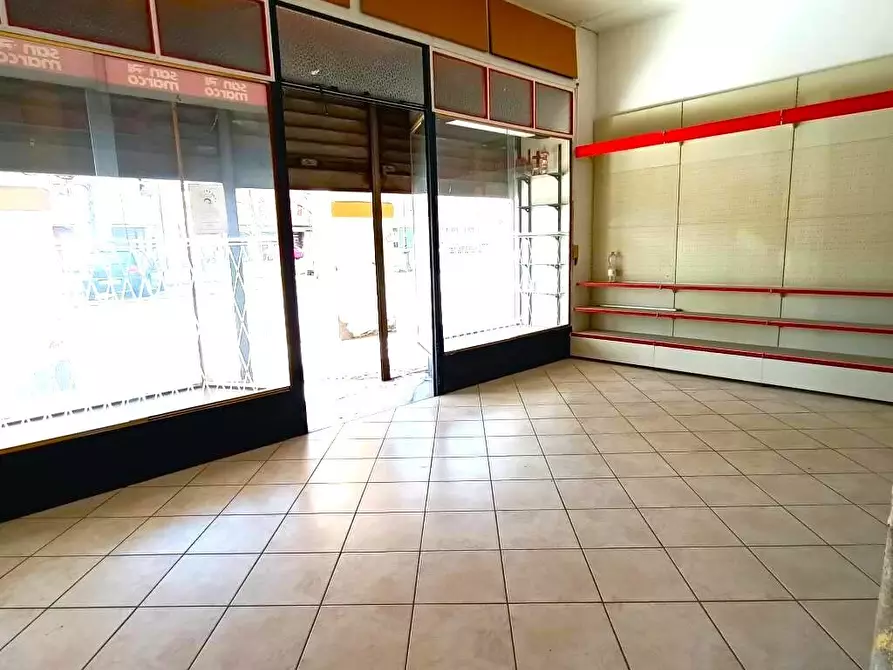 Immagine 6 di Locale commerciale in vendita  a Castelguglielmo