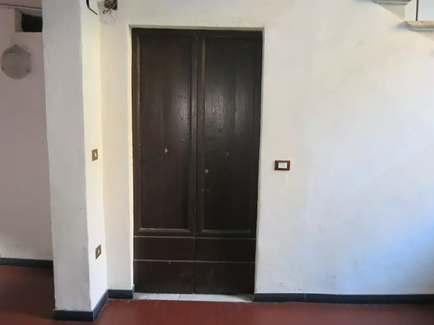 Immagine 21 di Showroom in vendita  a Sarzana