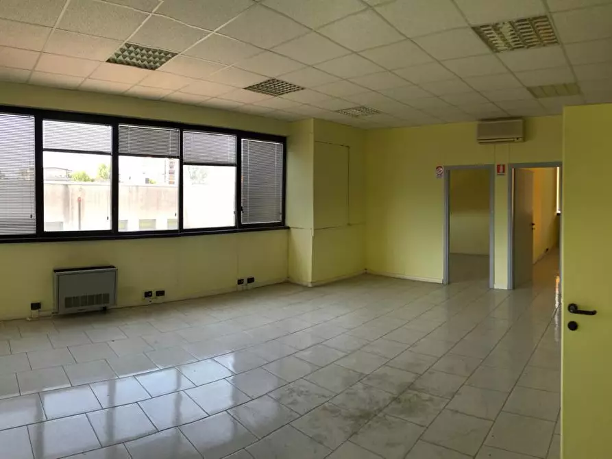 Immagine 8 di Ufficio in vendita  a Sarzana