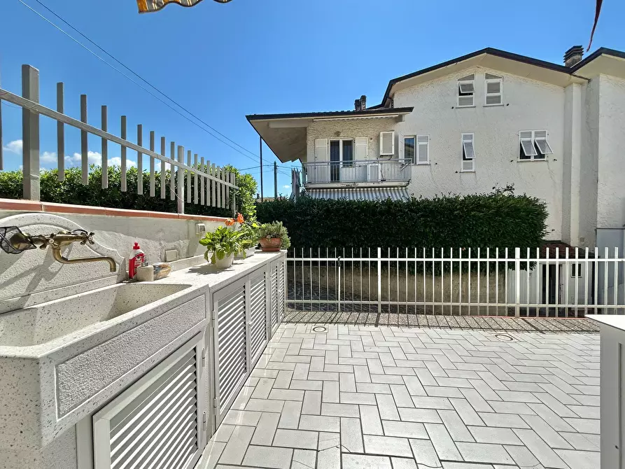 Immagine 37 di Pentalocale in vendita  a Fosdinovo