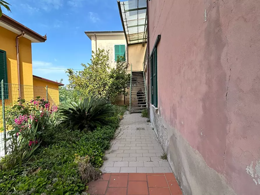 Immagine 3 di Porzione di casa in vendita  a Sarzana
