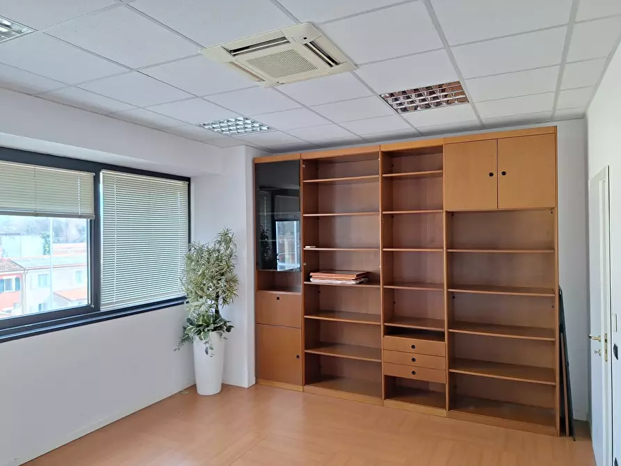 Immagine 6 di Ufficio in affitto  a Sarzana