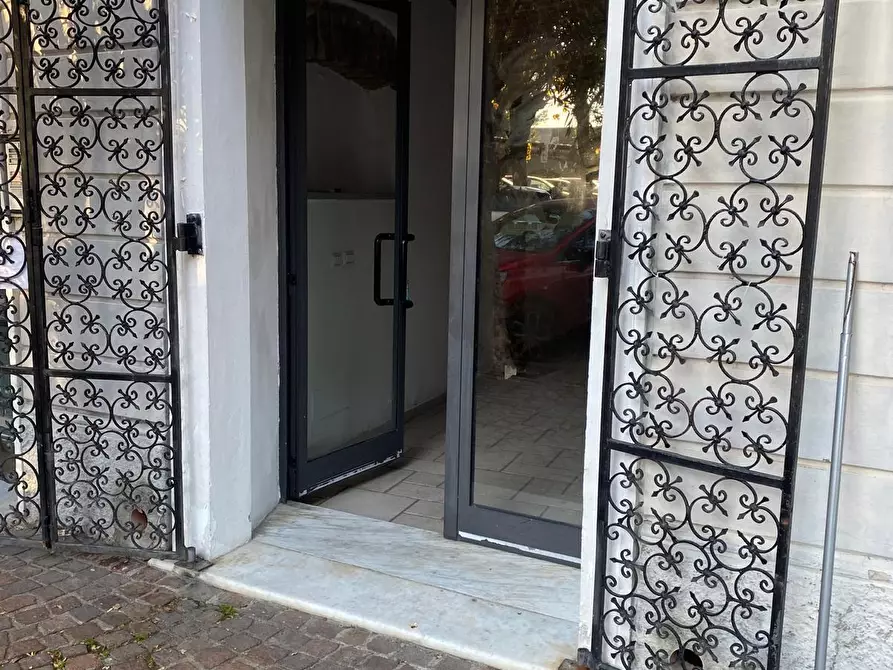 Immagine 2 di Locale commerciale in vendita  a Sarzana
