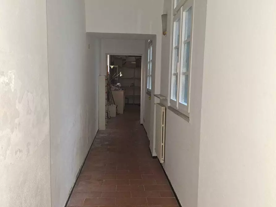 Immagine 7 di Locale commerciale in affitto  a Sarzana