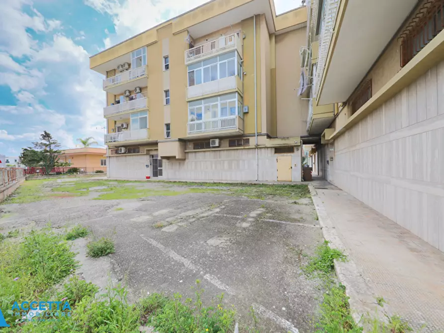 Immagine 2 di Locale commerciale in vendita  in Corso Vittorio Emanuele II 11 a Taranto