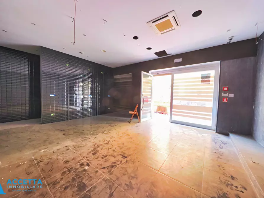 Immagine 6 di Locale commerciale in vendita  in Corso Umberto I 79 a Taranto