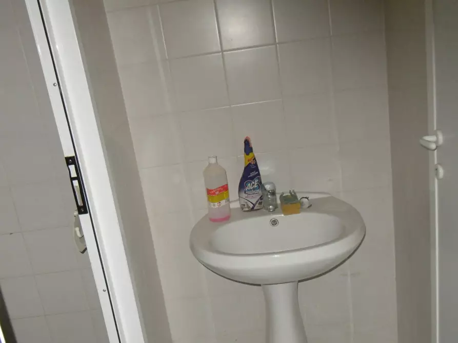 Immagine 3 di Locale commerciale in vendita  in Via Raffaele Paolucci a Roma