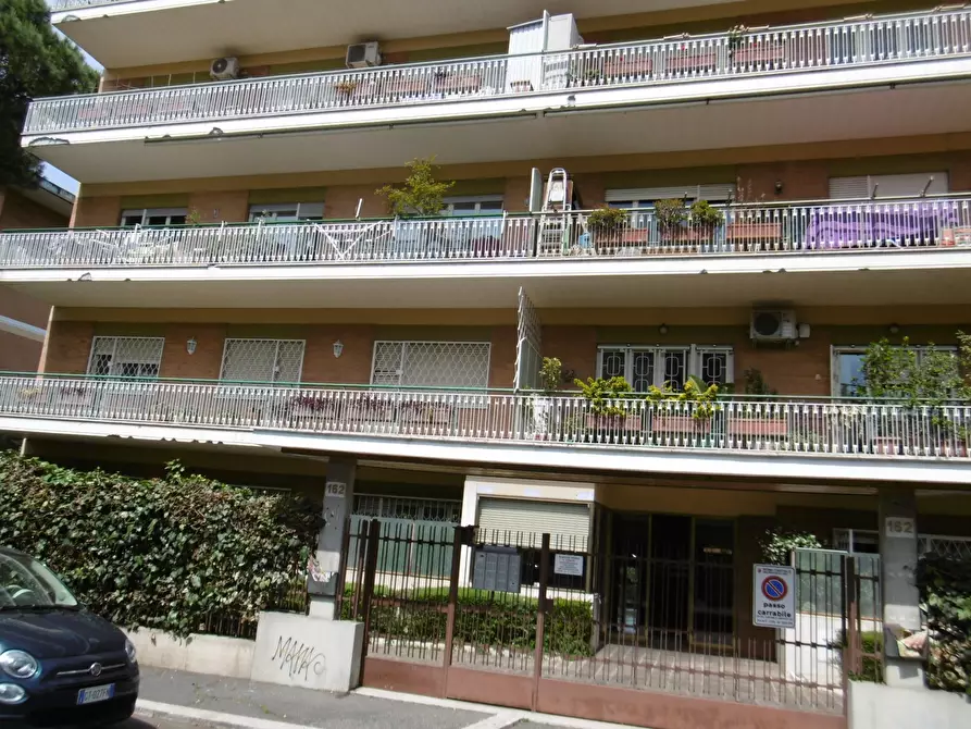 Immagine 1 di Appartamento in vendita  in via del fontanile arenato a Roma