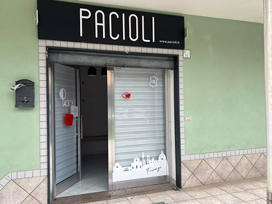 Immagine 2 di Locale commerciale in affitto  in Corso Giuseppe Garibaldi 32 a Baronissi