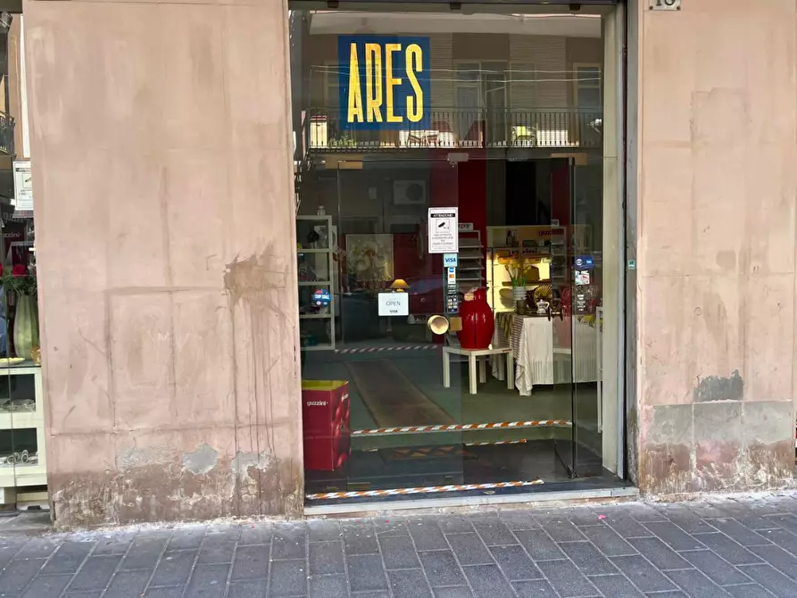 Immagine 2 di Locale commerciale in vendita  in Via Sichelmanno 16 a Salerno
