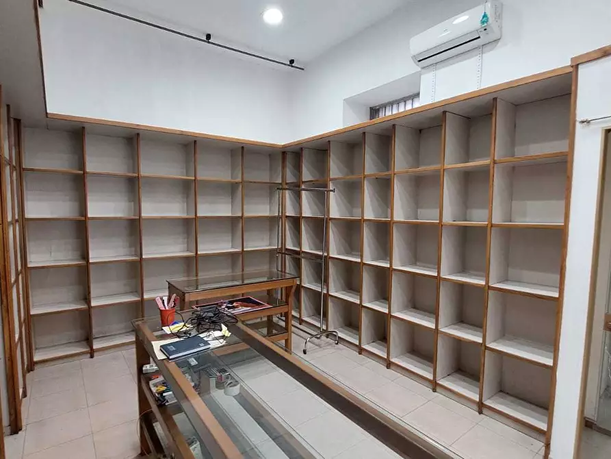 Immagine 10 di Locale commerciale in vendita  in Via del Carmine 89 a Salerno