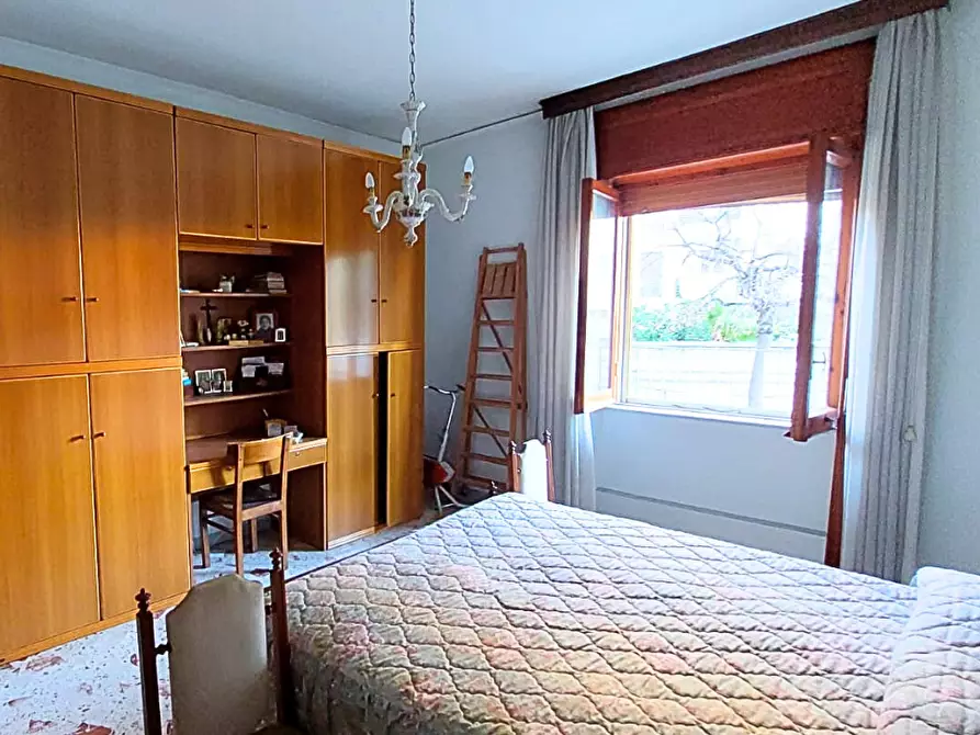 Immagine 18 di Pentalocale in vendita  in Via Medaglie D'Oro 388 a Salerno