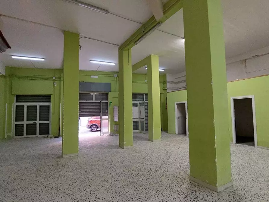 Immagine 14 di Locale commerciale in vendita  in Via Palinuro 137 a Salerno