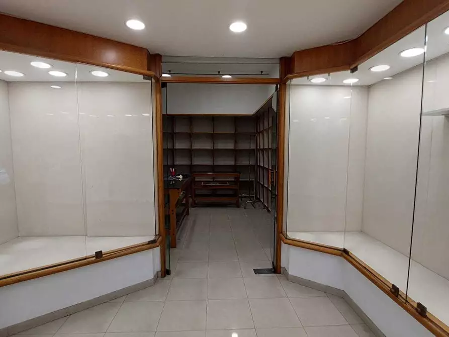 Immagine 12 di Locale commerciale in vendita  in Via del Carmine 89 a Salerno