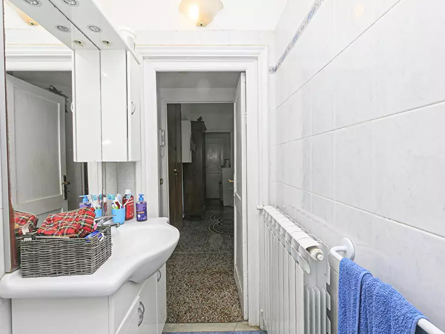 Immagine 18 di Pentalocale in vendita  in Via Val Sugana 9 a Genova