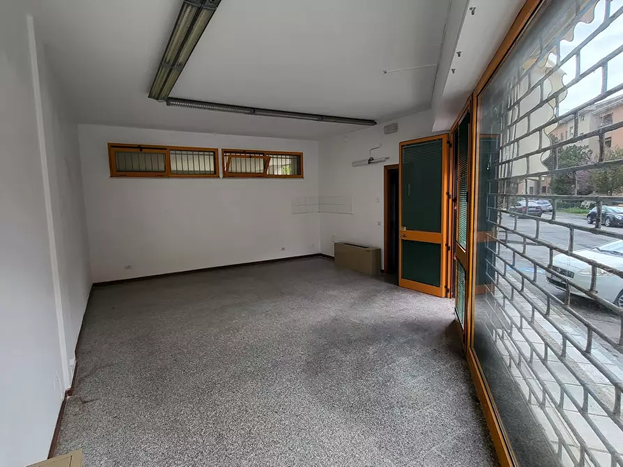 Immagine 3 di Locale commerciale in vendita  a Senigallia