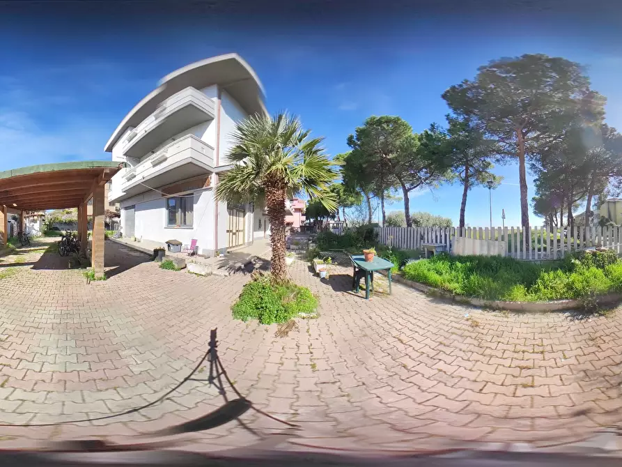 Immagine 1 di Locale commerciale in vendita  a Pineto