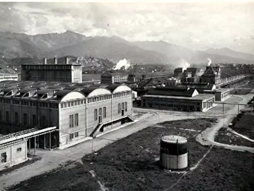 Immagine 4 di Attività artigianale in affitto  in Strada Statale 1 18 a Carrara