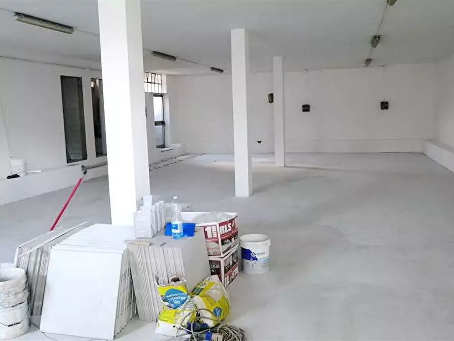 Immagine 3 di Capannone industriale in affitto  a Montignoso